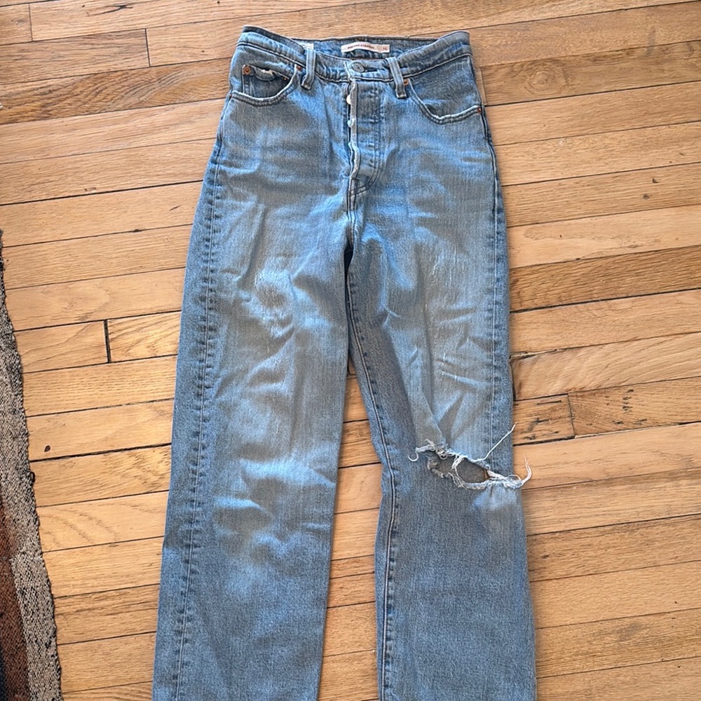 Vintage Levi’s High-Waisted Jeans – Size 26